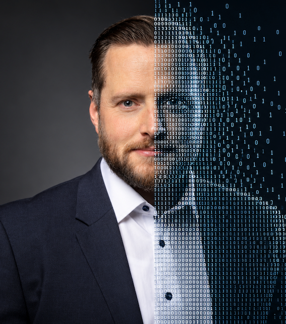 Porträt, halb Mensch, halb digitaler KI-Mitarbeiter aus Binärcode
